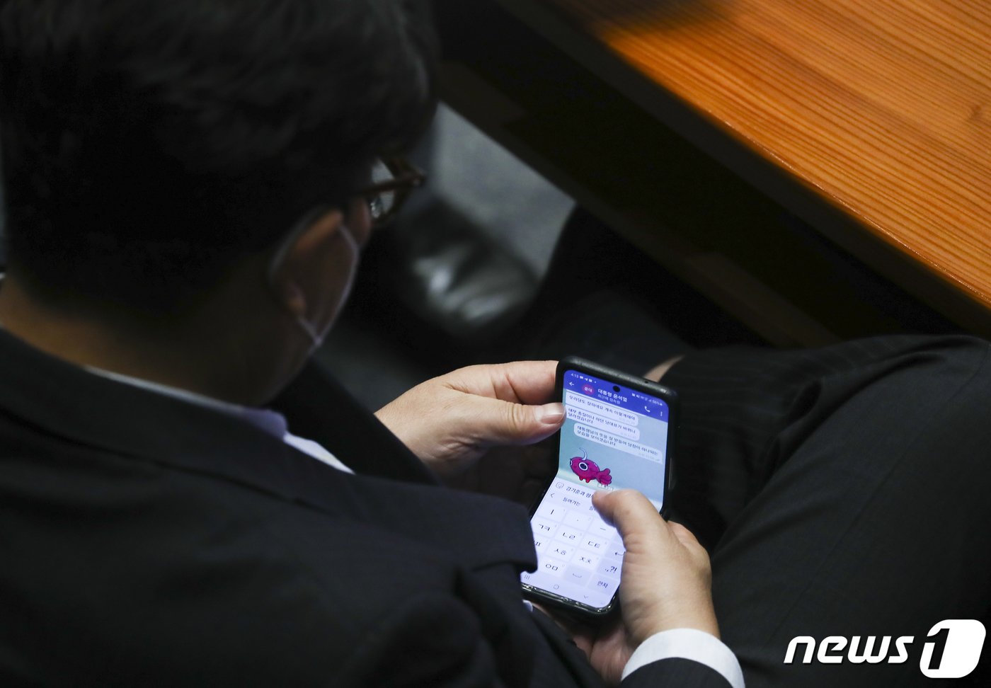 본문 이미지 - 권성동 국민의힘 당대표 직무대행 겸 원내대표가 지난 26일 오후 서울 여의도 국회 본회의장에서 열린 경제 분야 대정부질문에서 윤석열 대통령의 문자를 확인하고 있다. (공동취재) 2022.7.27/뉴스1 ⓒ News1 이재명 기자