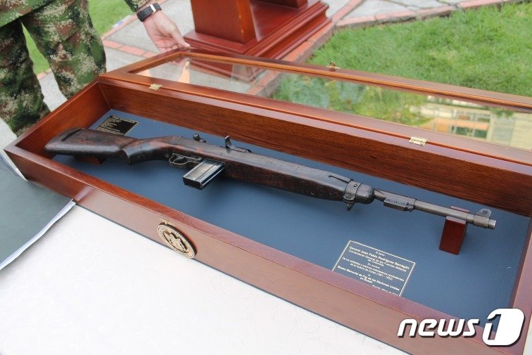 본문 이미지 - 6·25전쟁에서 콜롬비아 대대가 사용한 반자동 카빈총. 콜롬비아 총사령부가 유엔평화기념관에 기증했다.(유엔평화기념관 제공) ⓒ 뉴스1