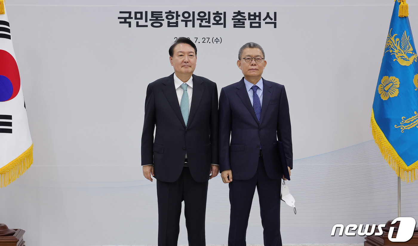 (서울=뉴스1) 안은나 기자 = 윤석열 대통령이 27일 용산 대통령실 청사에서 열린 국민통합위원회 출범식에서 최재천 기획분과위원장에게 임명장을 수여한 뒤 기념 촬영하고 있다. (대 …