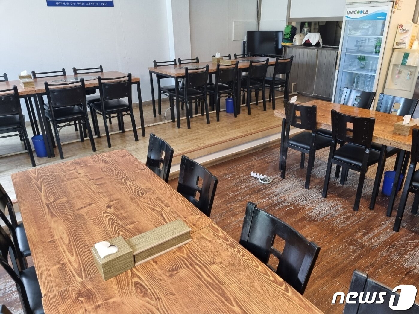 본문 이미지 - 27일 오후 1시께 의정부지법 인근에 위치한 한 식당.  평소라면 법원 방문객들로 가득했다던 식당이지만 이날은 빈 테이블만 가득했다. ⓒ 뉴스1 양희문 기자