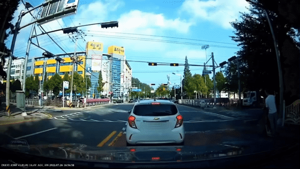 본문 이미지 - 킥보드 탑승자 2명이 공중에서 2바퀴 회전하며 날아가는 끔찍한 장면이 블랙박스에 그대로 담겼다. (온라인 커뮤니티 갈무리) ⓒ 뉴스1