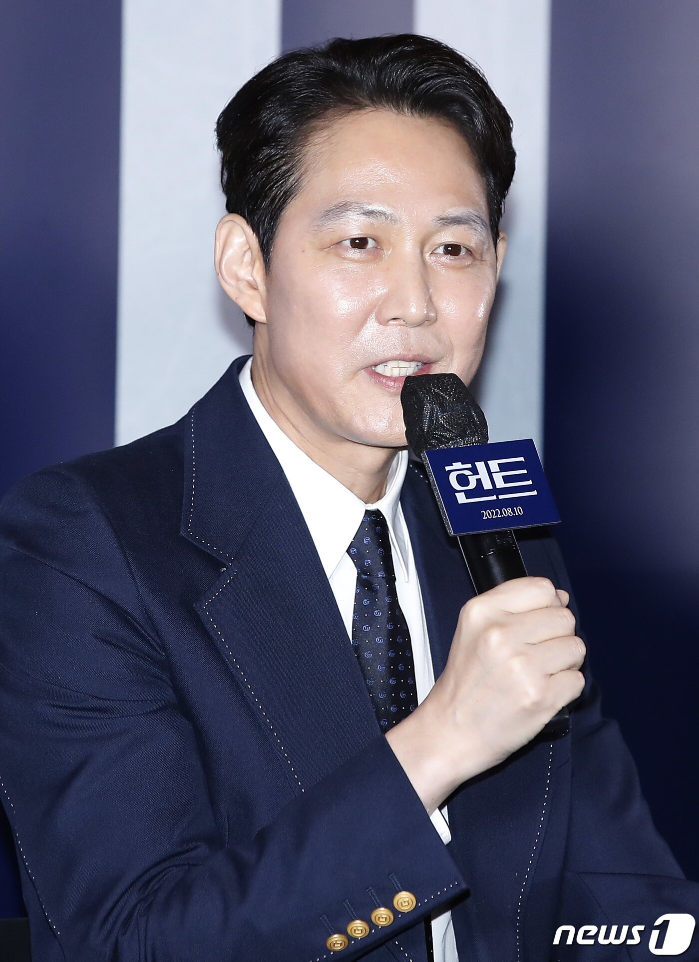 본문 이미지 - 감독 겸 배우 이정재가 27일 오후 서울 강남구 메가박스 코엑스점에서 열린 영화 '헌트(HUNT)' 언론시사회 및 기자간담회에서 인사말을 하고 있다. ‘헌트'는 조직 내 숨어든 스파이를 색출하기 위해 서로를 의심하는 안기부 요원 박평호(이정재 분)와 김정도(정우성 분)가 '대한민국 1호 암살 작전'이라는 거대한 사건과 직면하며 펼쳐지는 첩보 액션 드라마다. 2022.7.27/뉴스1 ⓒ News1 권현진 기자