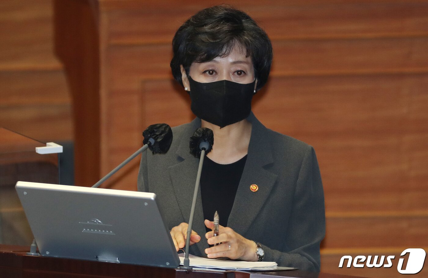 본문 이미지 - 박순애 사회부총리 겸 교육부 장관이 27일 오후 서울 여의도 국회에서 열린 교육·사회·문화 분야 대정부질문에서 최형두 국민의힘 의원의 질문에 답변하고 있다. (공동취재) 2022.7.27/뉴스1 ⓒ News1 이재명 기자