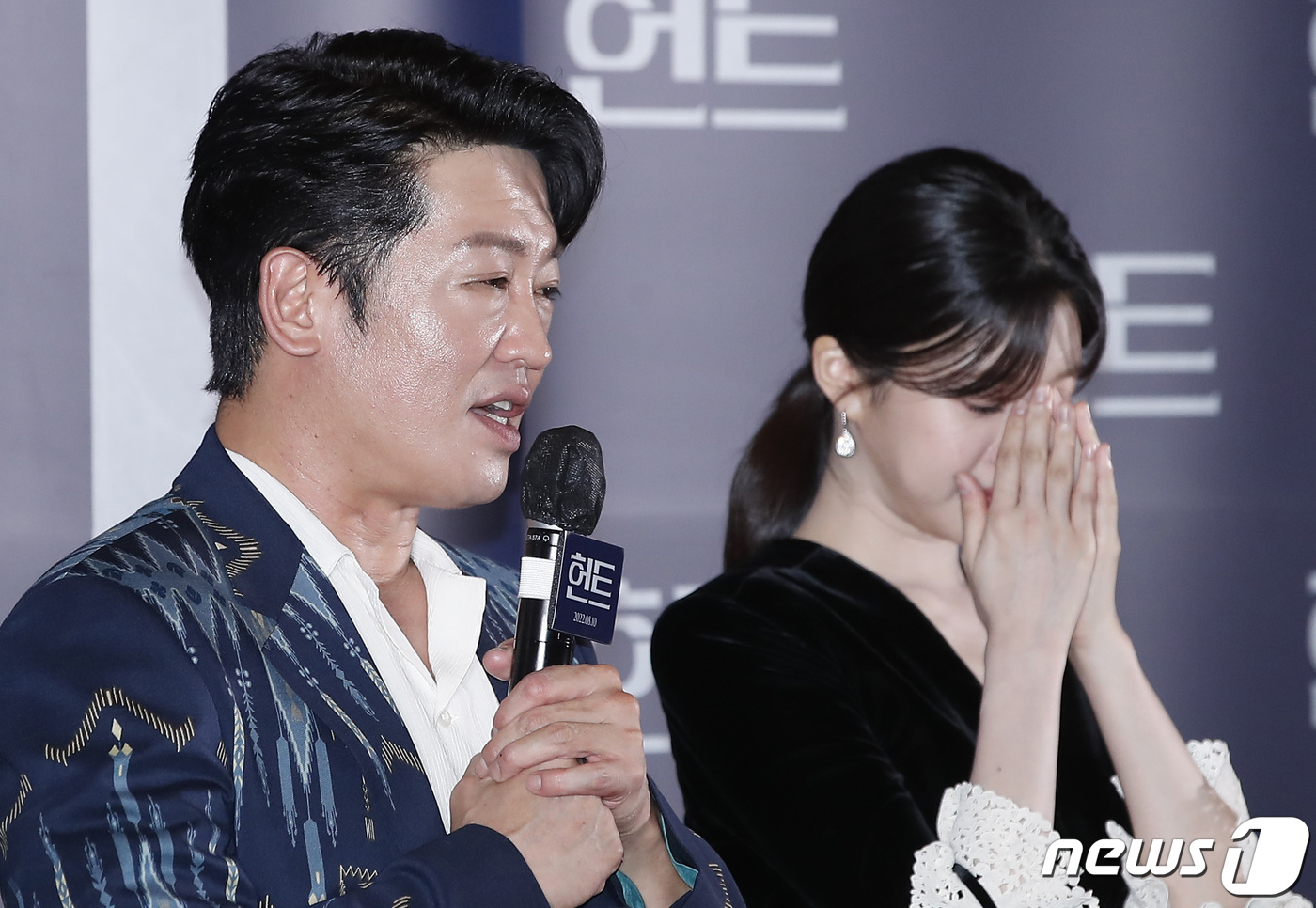 (서울=뉴스1) 권현진 기자 = 배우 허성태(왼쪽)가 27일 오후 서울 강남구 메가박스 코엑스점에서 열린 영화 '헌트(HUNT)' 언론시사회 및 기자간담회에서 극중 고윤정에게 고문 …