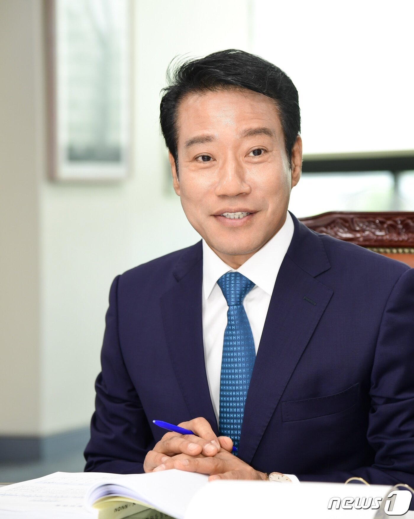본문 이미지 - 뉴스1과 인터뷰 중인 최경식 전북 남원시장. 최 시장은 공공의대 설립 현안의 지지부진 상태를 두고 안타깝다고 했다. 그는 민선 8기 임기 내 공공의대 설립을 이루기 위해 각계와 적극 소통하겠다고 밝혔다.2022.7.27/.ⓒ 뉴스1