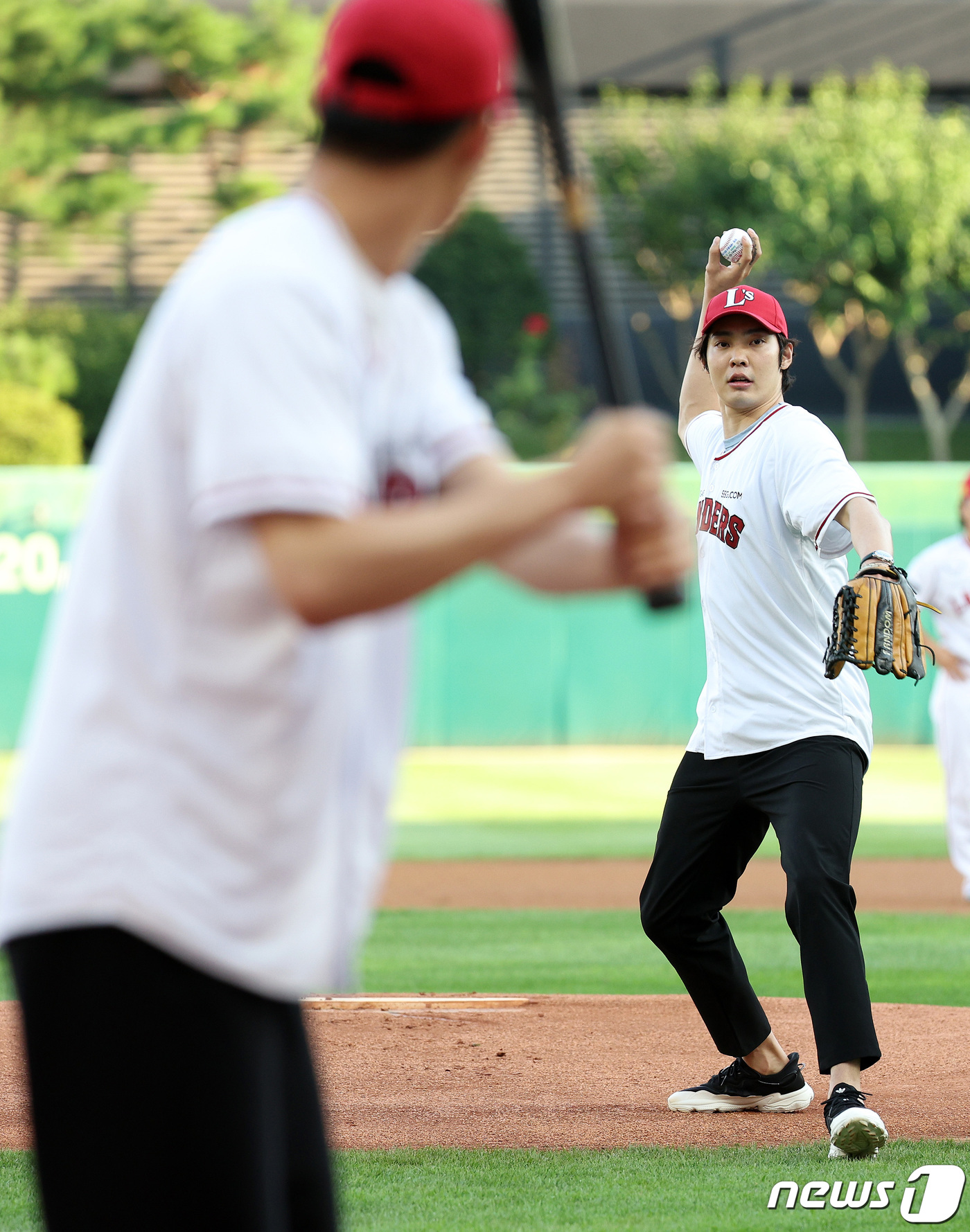 (인천=뉴스1) 이동해 기자 = 27일 인천 SSG랜더스필드에서 열린 프로야구 '2022 신한은행 SOL KBO리그' SSG랜더스와 LG트윈스의 경기에 앞서 대한항공 점보스 조재영 …