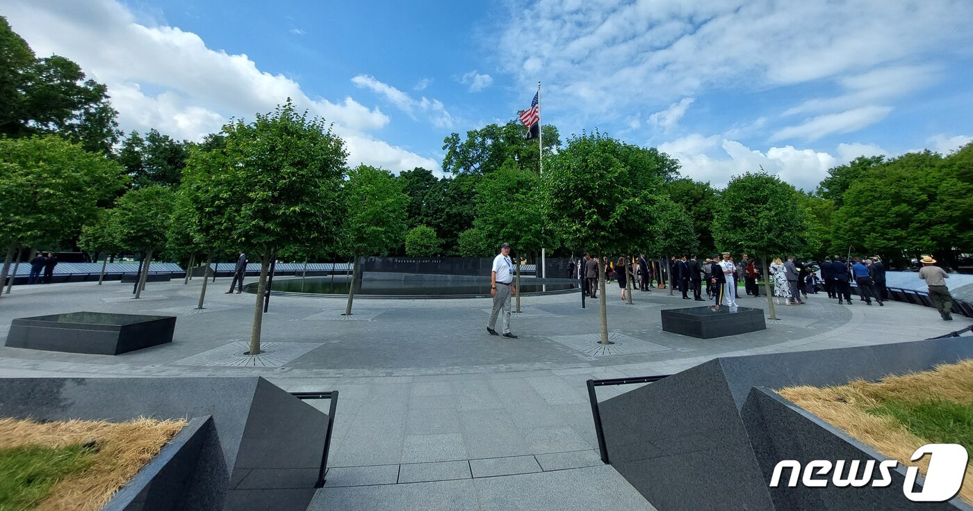 본문 이미지 - 한국전쟁 전정협정 체결 69주년인 27일(현지시간) 미국 워싱턴DC 한국전 참전용사 기념공원에서 열린 '추모의 벽' 준공식 참석자들이 추모의 벽을 살펴보고 있다. '한국전 전사자 추모의벽'에는 6·25 한국전쟁에서 전사한 미군과 카투사 전사자 4만여명의 이름이 새겨져 있다. 2022.7.27/뉴스1 ⓒ News1 김현 특파원