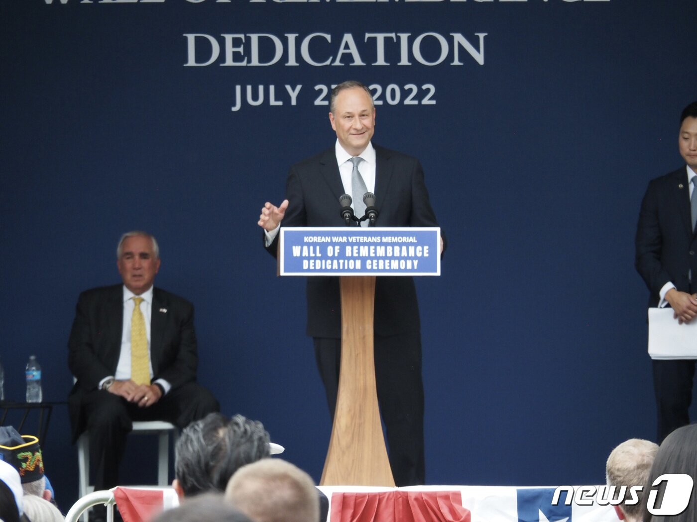 본문 이미지 - 카멀라 해리스 미국 부통령의 남편인 더글러스 엠호프 변호사가 27일 오전 워싱턴 D.C 한국전참전용사기념공원내 추모의 벽에서 열린 미 한국전전사자 추모의 벽 준공식에 참석해 인사말을 하고 있다. (워싱턴특파원단 제공) 2022.7.28/뉴스1 ⓒ News1 김현 특파원