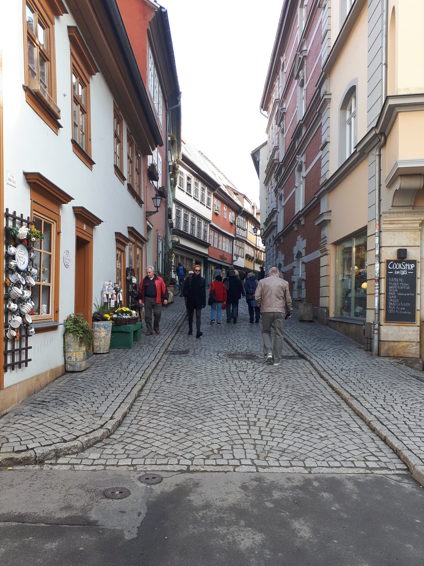 본문 이미지 - 크라머 다리 입구에서 본 상가들. 조성관 작가 제공