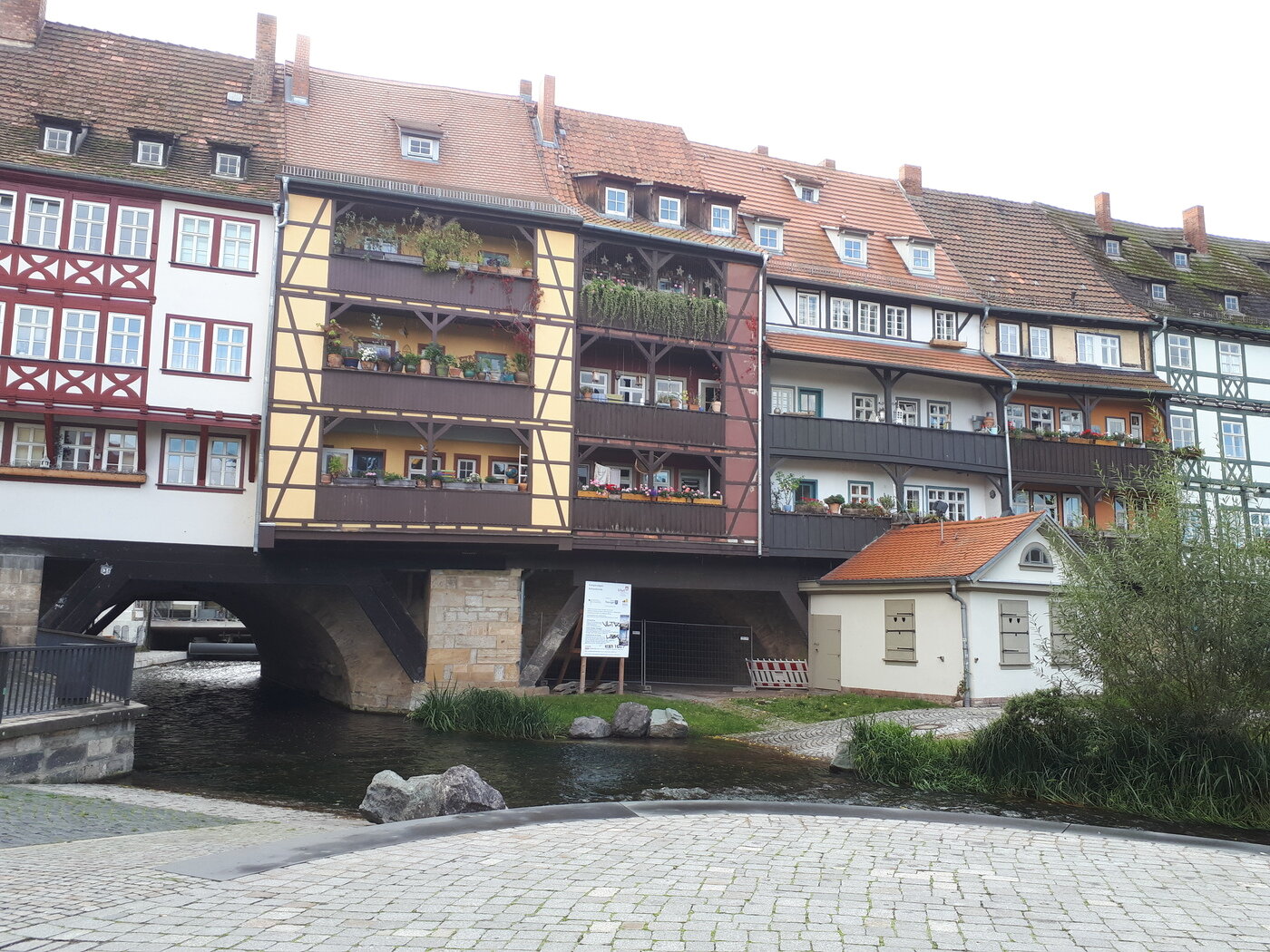 본문 이미지 - 크라머 다리의 아치형 교각 아래로 게라강이 흐르고 있다. 조성관 작가 제공