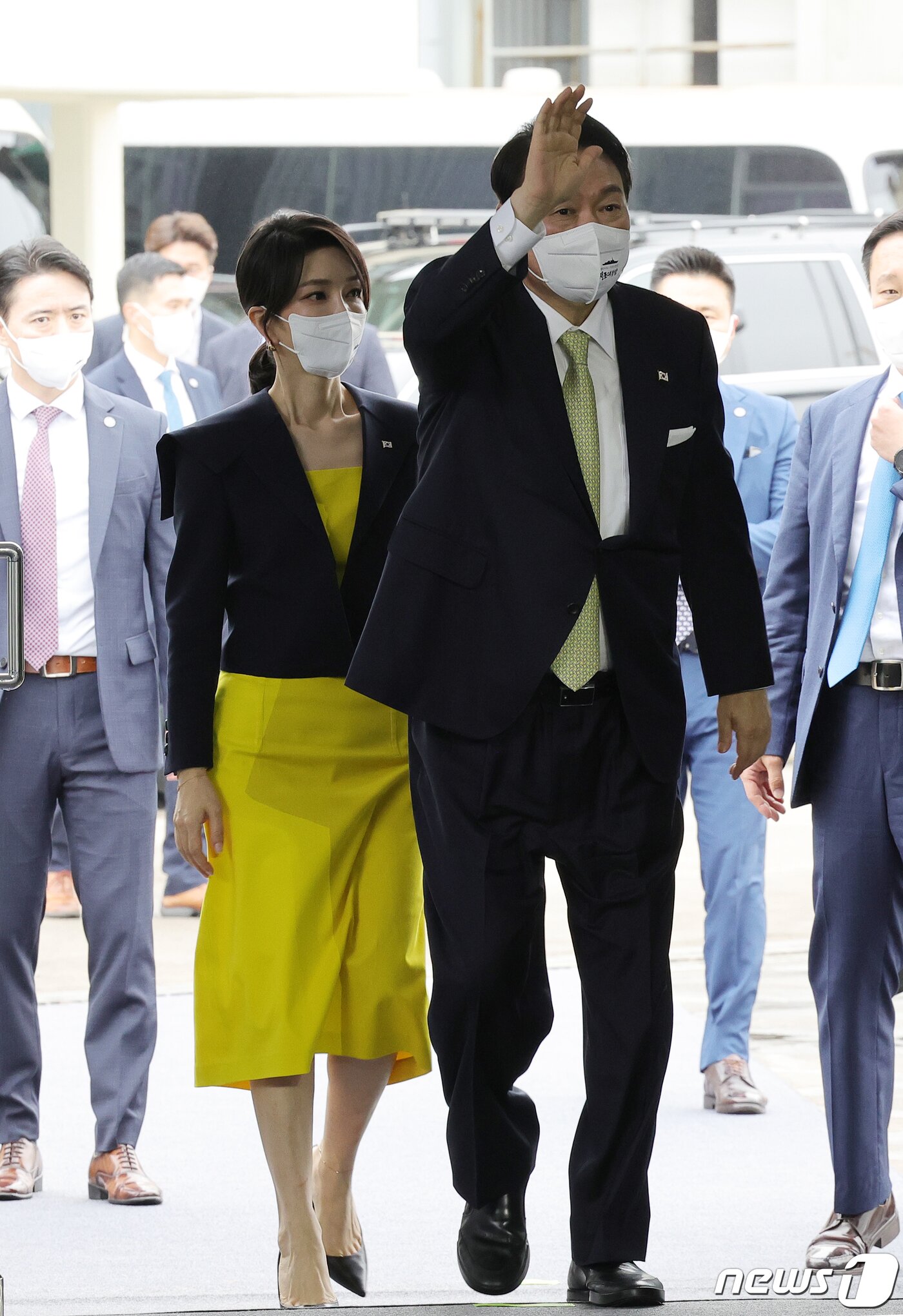 본문 이미지 - 윤석열 대통령과 부인 김건희 여사가 28일 울산 현대중공업에서 열린 차세대 이지스구축함 제1번함 정조대왕함 진수식에 입장하고 있다. (대통령실사진기자단) 2022.7.28/뉴스1 ⓒ News1 안은나 기자