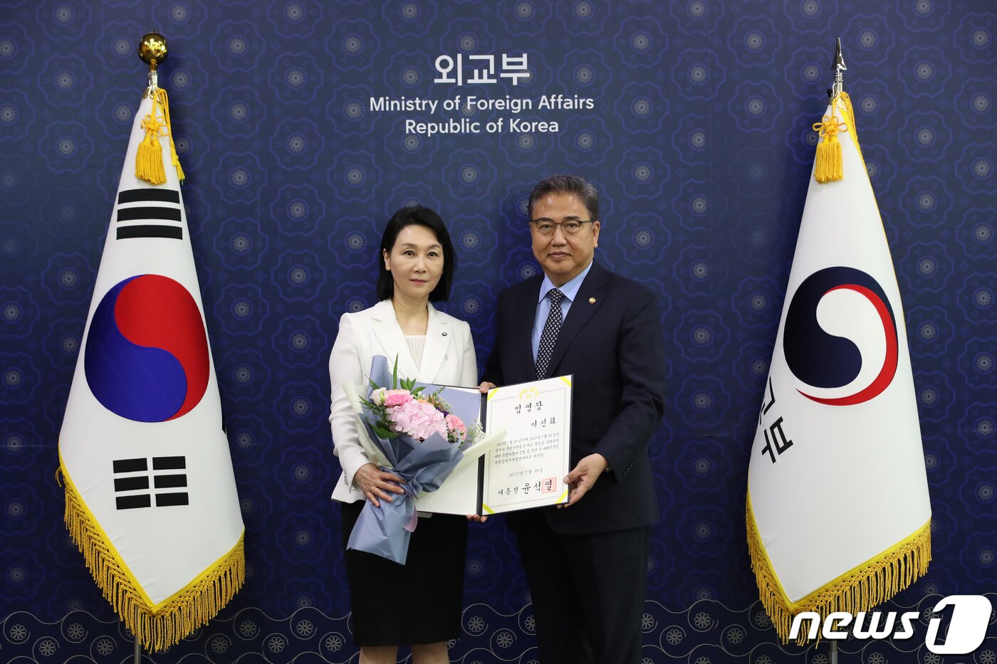 본문 이미지 - 박진 외교부 장관(오른쪽)과 이신화 북한인권국제협력대사. 2022.7.28/뉴스1 ⓒ News1 이광호 기자