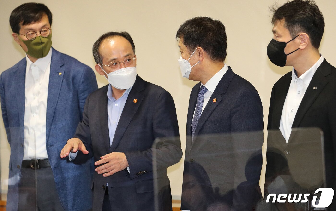 본문 이미지 - 추경호 경제부총리 겸 기획재정부 장관(왼쪽 두 번째)과 참석자들이 28일 오전 서울 중구 은행회관에서 열린 비상 거시경제금융회의에서 이야기를 나누고 있다. 왼쪽부터 이창용 한국은행 총재, 추 부총리, 김주현 금융위원회 위원장, 이복현 금융감독원 원장. (공동취재) 2022.7.28/뉴스1 ⓒ News1 임세영 기자