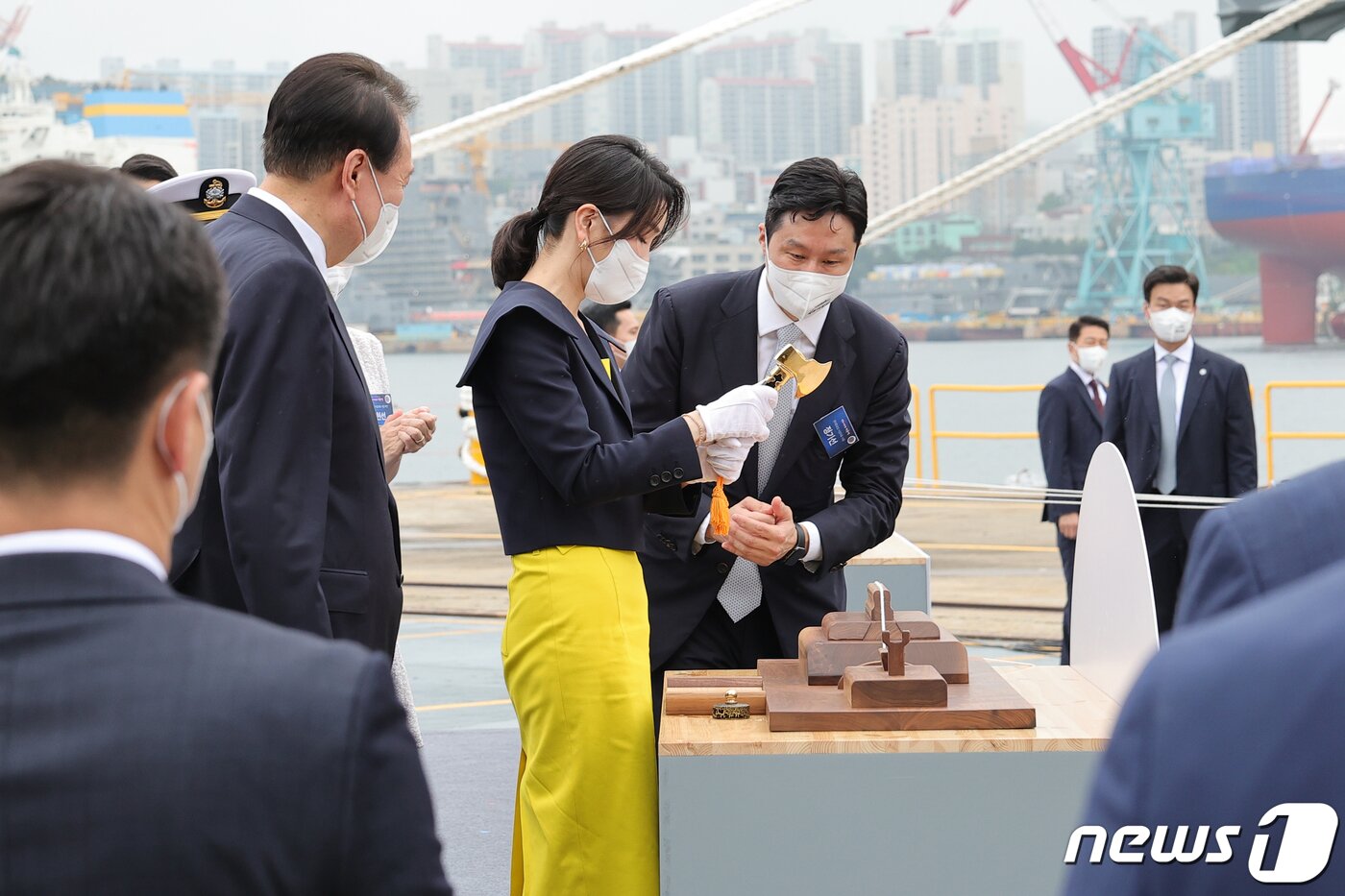 본문 이미지 - 윤석열 대통령 부인 김건희 여사가 28일 울산 현대중공업에서 열린 정조대왕함 진수식에서 진수 도끼로 진수선을 자르고 있다. (대통령실사진기자단) 2022.7.28/뉴스1 ⓒ News1 안은나 기자