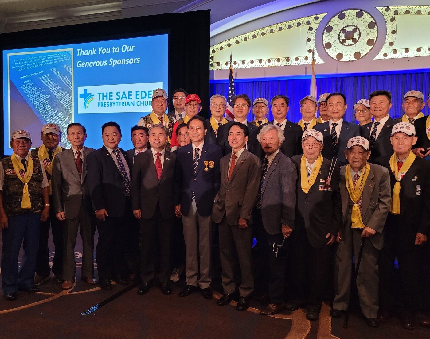 본문 이미지 - 26일(현지시간) 미 워싱턴DC에서 열린 만찬에서 신상태 향군 회장(왼쪽에서 6번째), 이종섭 국방부 장관(왼쪽에서 5번째), 박민식 국가보훈처장(왼쪽에서 7번째) 등이 기념촬영을 하고 있다. (향군 제공) ⓒ 뉴스1