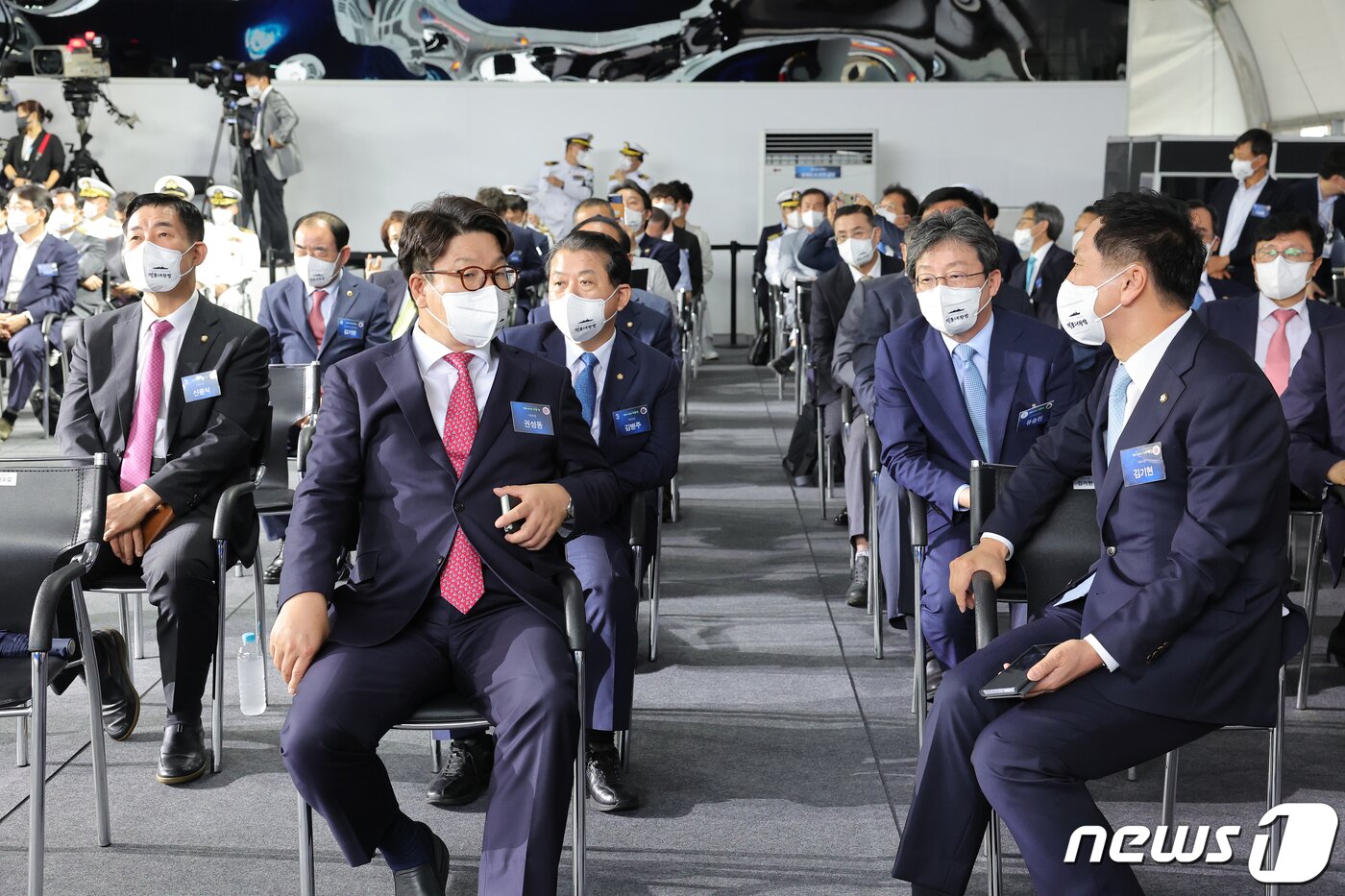 본문 이미지 - 권성동 국민의힘 대표 권한대행 겸 원내대표와 김기현 의원, 유승민 전 의원이 28일 울산 현대중공업에서 열린 차세대 이지스구축함 제1번함 정조대왕함 진수식에서 대화를 나누고 있다. (대통령실사진기자단) 2022.7.28/뉴스1 ⓒ News1 안은나 기자