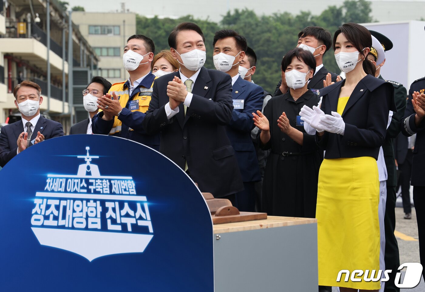 본문 이미지 - 윤석열 대통령 부인 김건희 여사가 28일 울산 현대중공업에서 열린 정조대왕함 진수식에서 진수 도끼로 진수선을 자른 뒤 손뼉 치고 있다. (대통령실사진기자단) 2022.7.28/뉴스1 ⓒ News1 안은나 기자