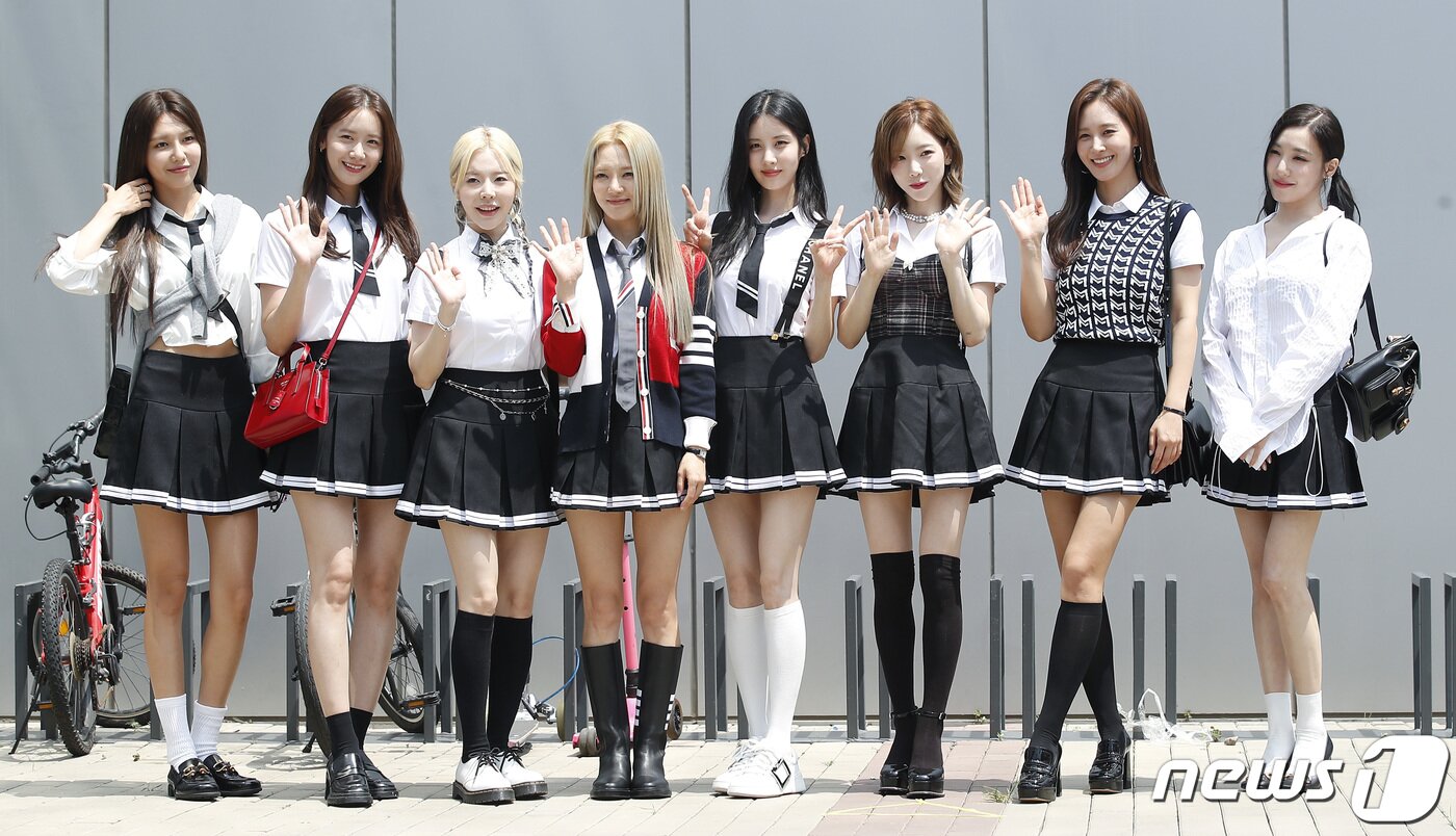 본문 이미지 - 소녀시대(Girls' Generation) 수영(왼쪽부터)과 윤아, 써니, 효연, 서현, 태연, 유리, 티파니가 28일 경기도 고양시 일산 동구 장항동 JTBC 일산스튜디오에서 열린 '아는 형님'(아형) 녹화에 앞서 인사를 하고 있다. 2022.5.28/뉴스1 ⓒ News1 권현진 기자