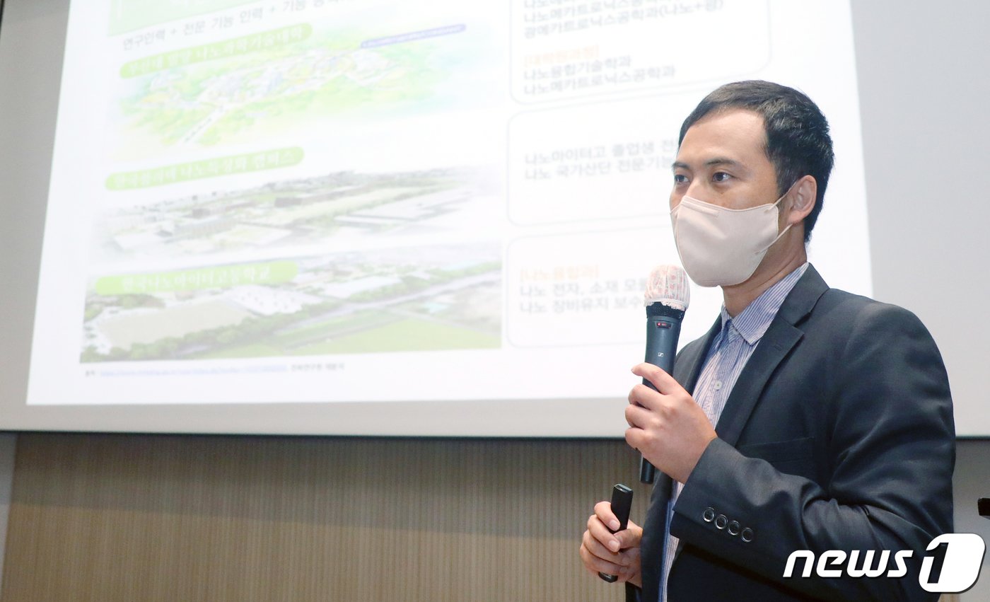 본문 이미지 - 이지훈 전북연구원 박사가 28일 전북 전주시 라한호텔에서 열린 제10회 뉴스1 전북포럼에서 &#39;전북 수소산업 기업지원과 혁신 클러스터 조성 방안&#39;을 주제로 발제를 하고 있다. 2022.7.28/뉴스1 ⓒ News1 유경석 기자