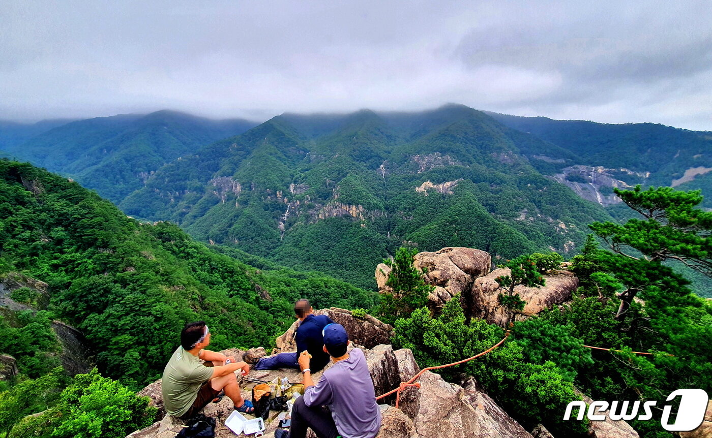 미륵바위 정상에서 바라본 건너편 산. 사진을 확대하면 왼쪽에 관음폭포, 가운데 학소대 계곡, 오른쪽에 중대폭포의 물줄기가 기다랗게 내려오는 비경이다 ⓒ 뉴스1