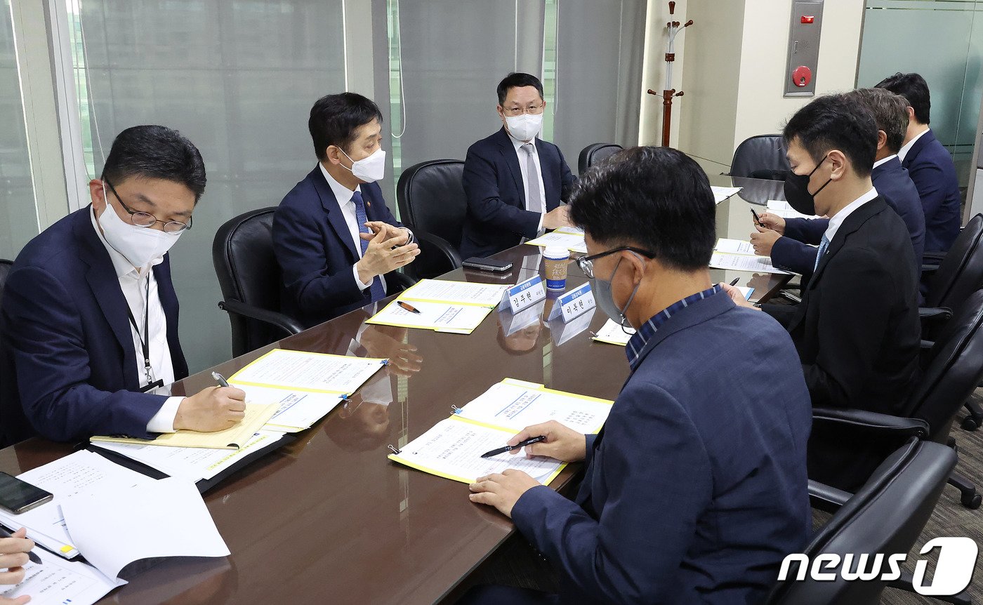 본문 이미지 - 김주현 금융위원장이 28일 서울 여의도 산업은행 회의실에서 관계기관 합동 자본시장 정책회의를 하고 있다. (금융위원회 제공) 2022.7.28/뉴스1