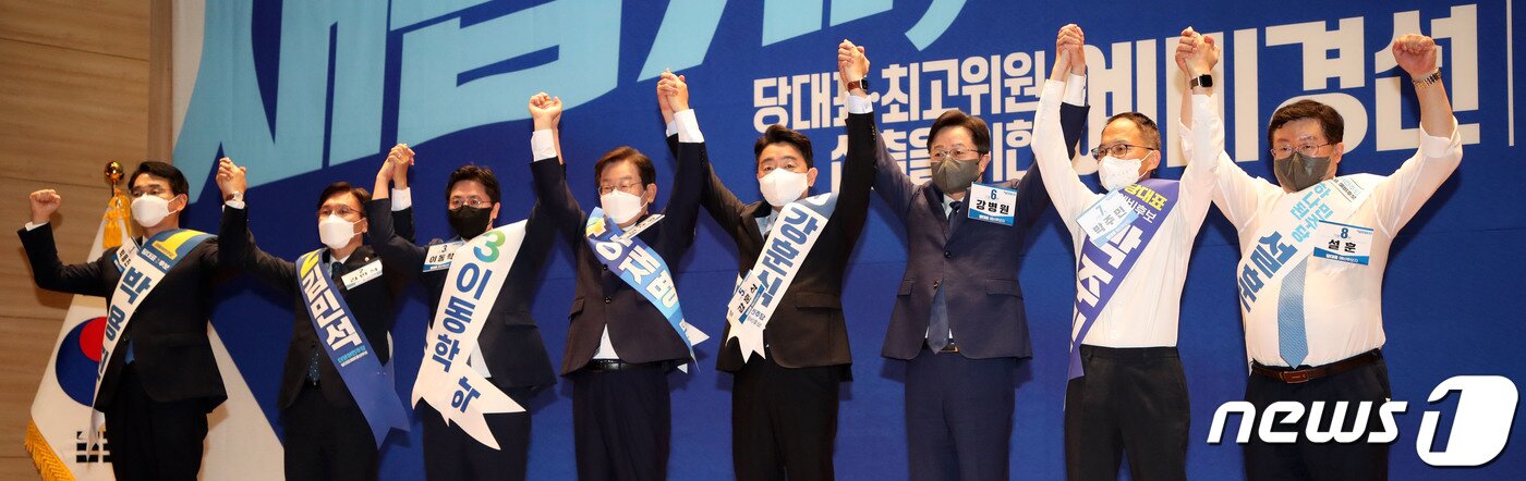 본문 이미지 - 더불어민주당 당대표 후보로 출마한 이재명, 강훈식,설훈 등 의원들이 28일 오후 서울 여의도 국회 의원회관에서 열린 더불어민주당 당대표 및 최고위원 선출을 위한 예비경선대회에서 기념 촬영을 하고 있다. &#40;공동취재&#41; 2022.7.28/뉴스1 ⓒ News1 이재명 기자