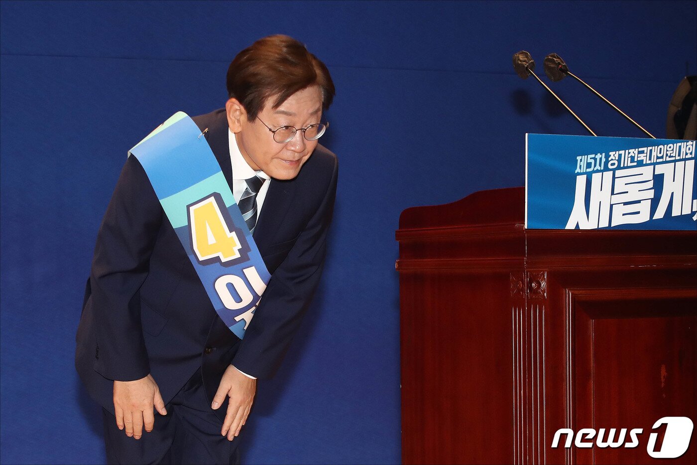 본문 이미지 - 이재명 더불어민주당 당대표 예비후보가 28일 오후 서울 여의도 국회 의원회관에서 열린 더불어민주당 당대표 및 최고위원 선출을 위한 예비경선대회에서 정견 발표에 앞서 인사하고 있다. (공동취재) 2022.7.28/뉴스1 ⓒ News1 이재명 기자