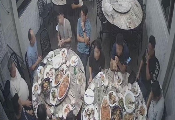 지난 26일 오후 7시쯤 싱가포르의 한 식당에서 사장과 직원 총 16명이 음식을 먹고 값을 지불하지 않은 채 떠났다. (차이나프레스 갈무리) © 뉴스1