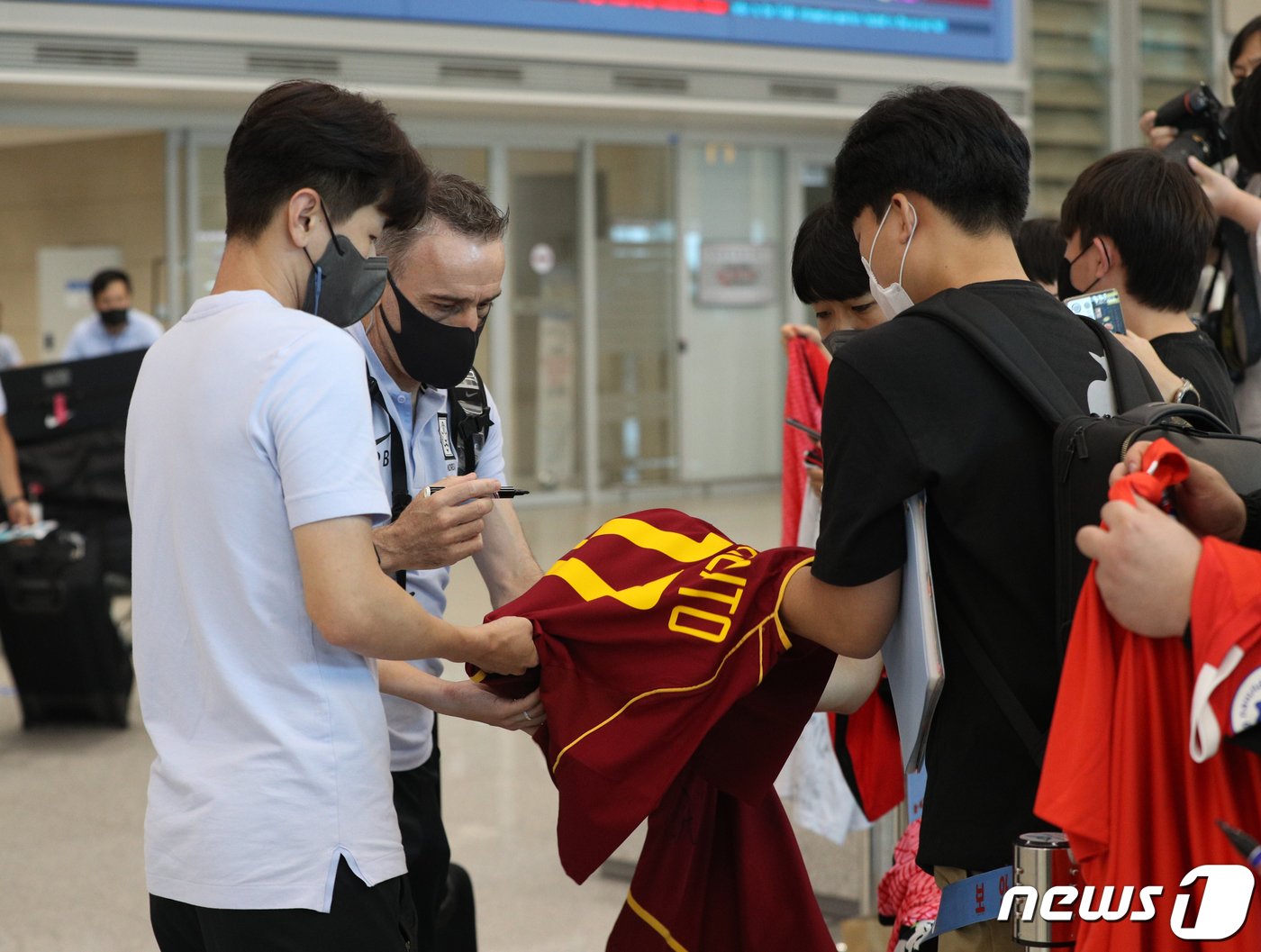 동아시아축구연맹&#40;EAFF&#41; E1 챔피언십을 마친 파울루 벤투 대한민국 축구대표팀 감독이 28일 오후 인천국제공항 2터미널을 통해 귀국하며 팬들에게 사인을 해주고 있다. 2022.7.28/뉴스1 ⓒ News1 신웅수 기자