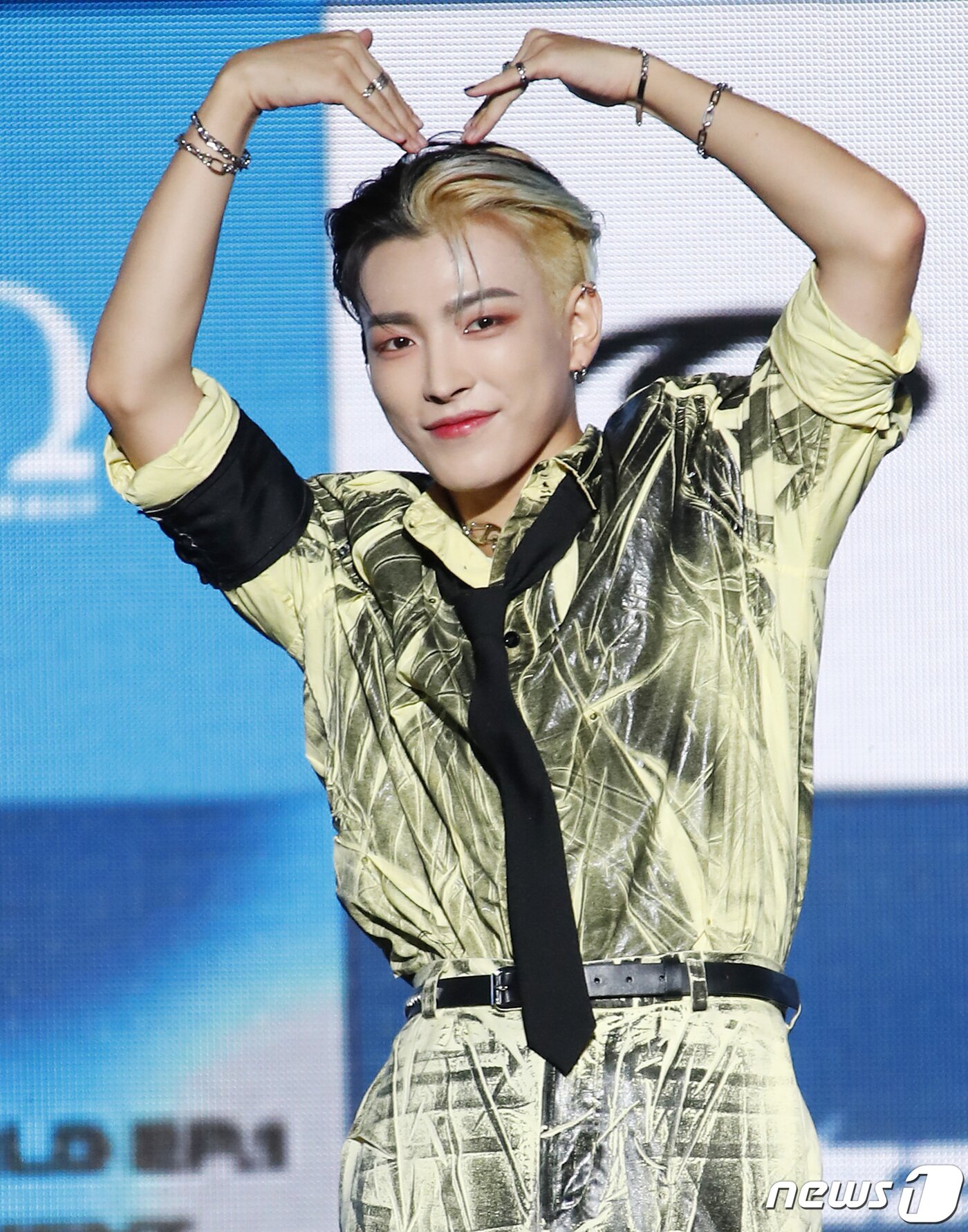 본문 이미지 - 그룹 에이티즈(ATEEZ) 홍중이 28일 오후 서울 광진구 세종대학교 대양홀에서 가진 새 앨범 'THE WORLLD EP.1 MOVEMENT (더 월드 에피소드 1 : 무브먼트)' 발매 쇼케이스에서 포즈를 취하고 있다. 2022.7.28/뉴스1 ⓒ News1 권현진 기자