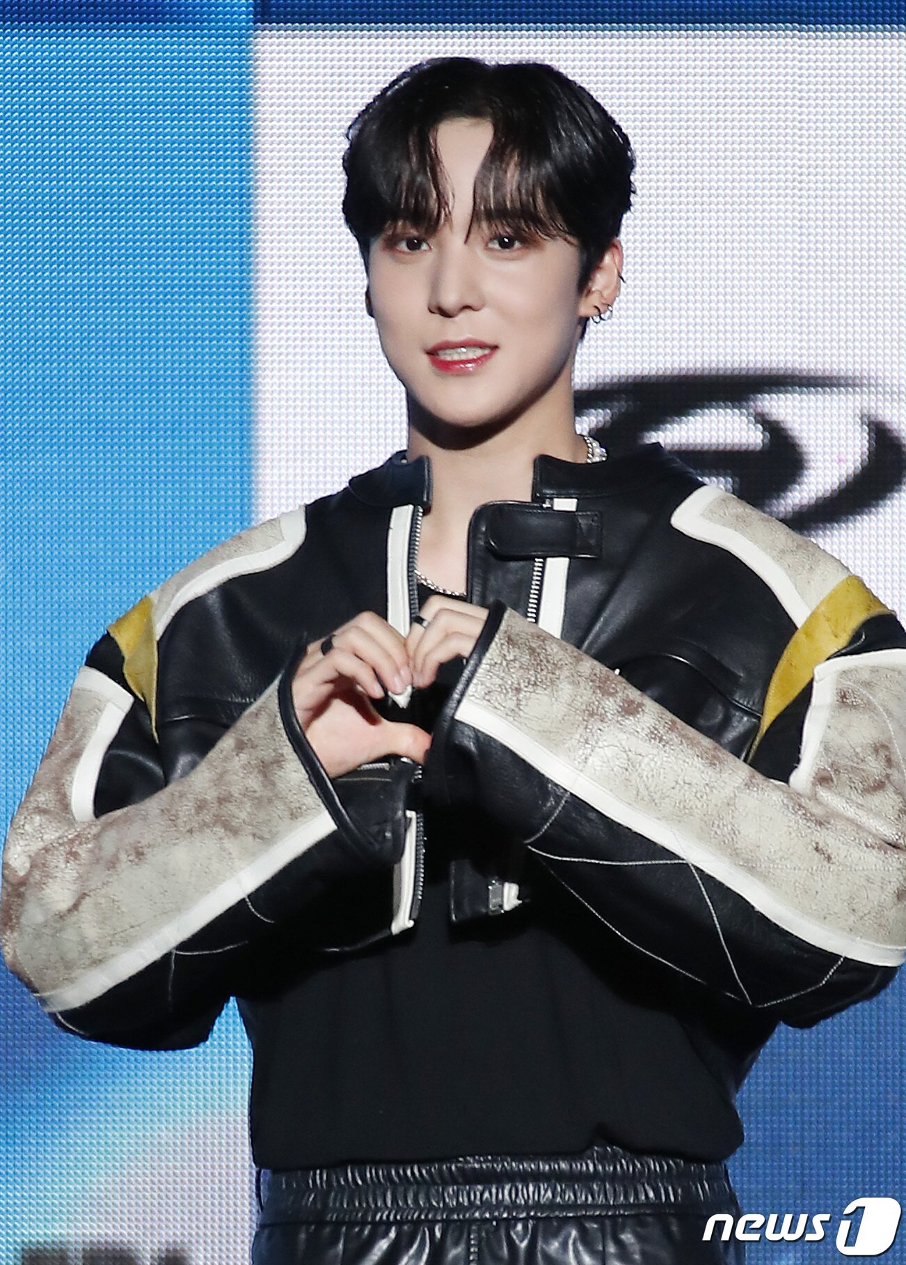 본문 이미지 - 그룹 에이티즈(ATEEZ) 윤호가 28일 오후 서울 광진구 세종대학교 대양홀에서 가진 새 앨범 'THE WORLLD EP.1 MOVEMENT (더 월드 에피소드 1 : 무브먼트)' 발매 쇼케이스에서 포즈를 취하고 있다. 2022.7.28/뉴스1 ⓒ News1 권현진 기자