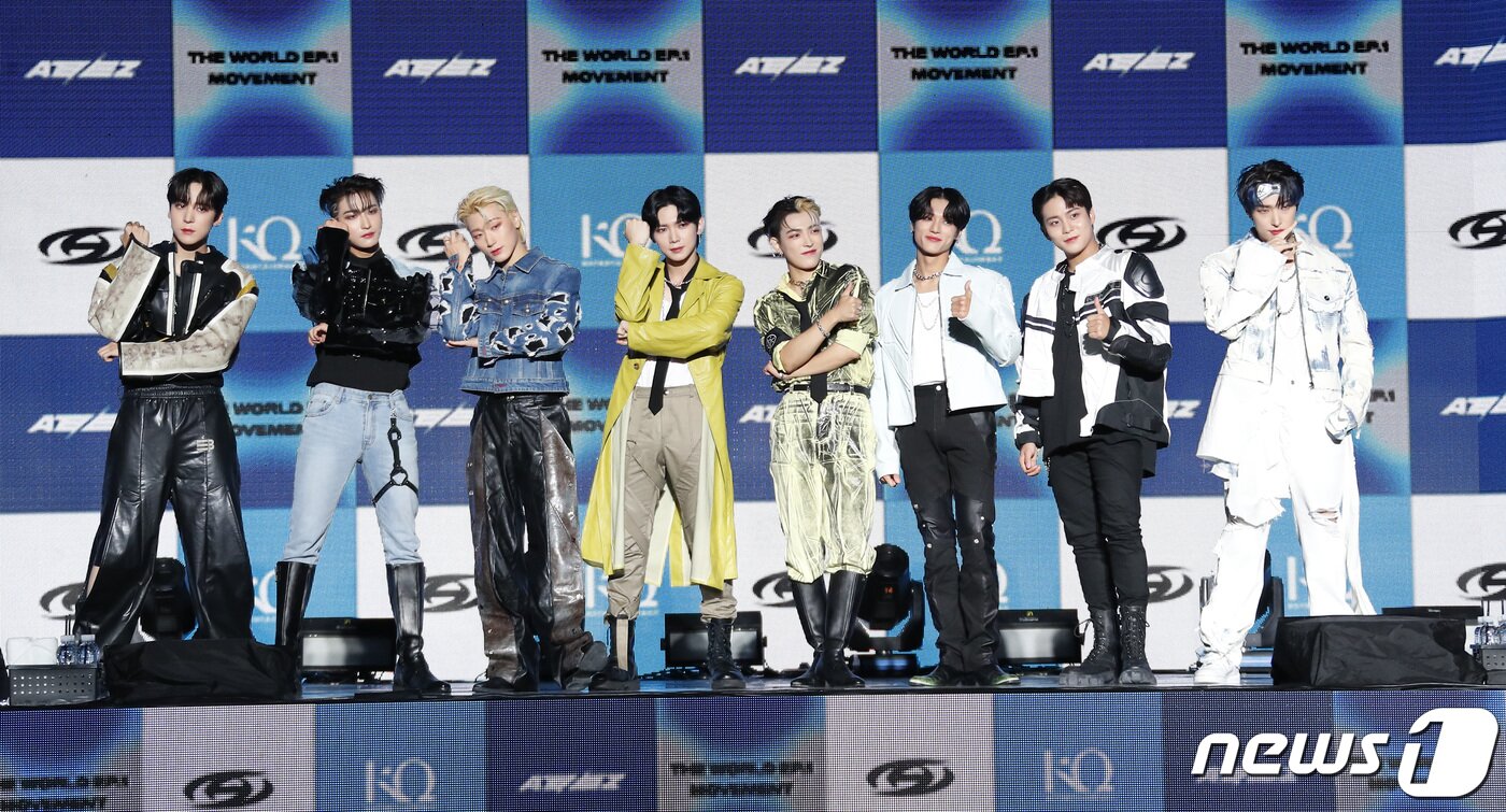 본문 이미지 - 그룹 에이티즈(ATEEZ) 윤호(왼쪽부터), 성화, 산, 여상, 홍중, 우영, 종호, 민기가 28일 오후 서울 광진구 세종대학교 대양홀에서 가진 새 앨범 'THE WORLLD EP.1 MOVEMENT (더 월드 에피소드 1 : 무브먼트)' 발매 쇼케이스에서 포즈를 취하고 있다. 2022.7.28/뉴스1 ⓒ News1 권현진 기자