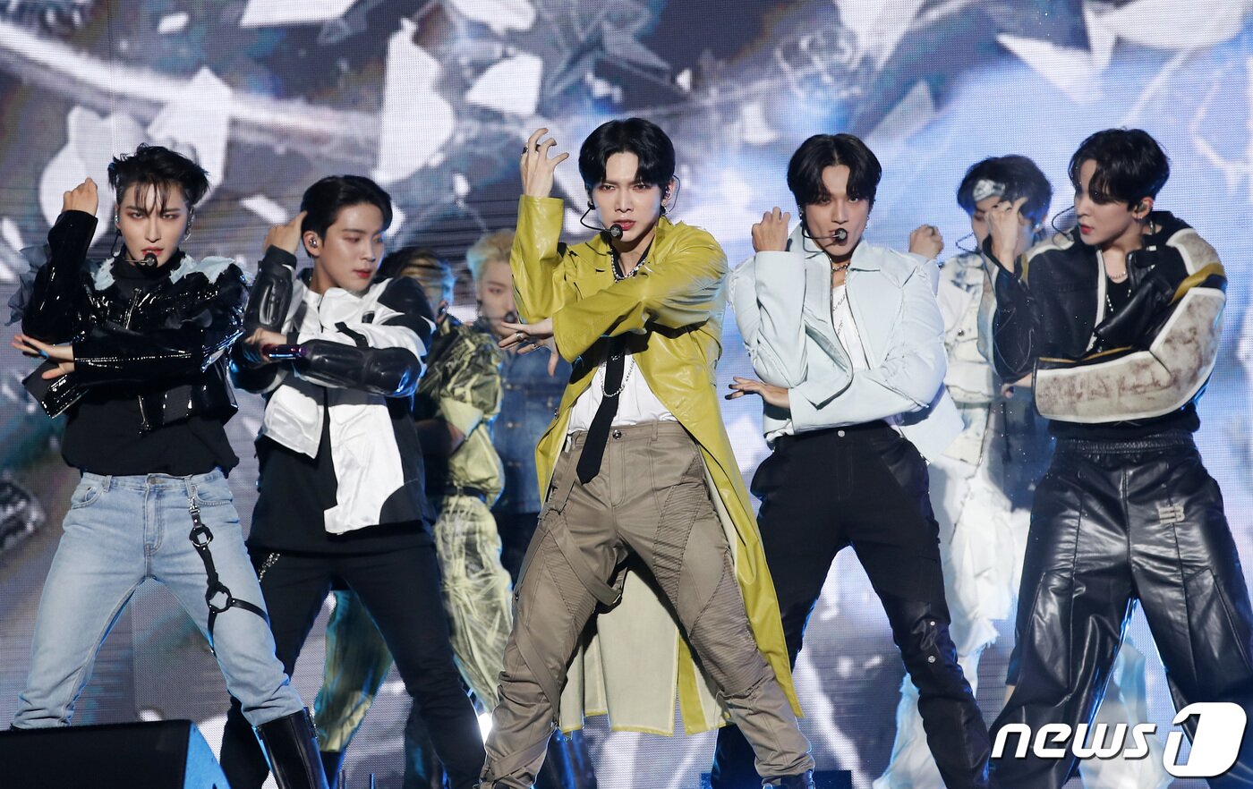 본문 이미지 - 그룹 에이티즈(ATEEZ)가 28일 오후 서울 광진구 세종대학교 대양홀에서 가진 새 앨범 'THE WORLLD EP.1 MOVEMENT (더 월드 에피소드 1 : 무브먼트)' 발매 쇼케이스에서 신곡 타이틀 곡 '게릴라'를 선보이고 있다. 2022.7.28/뉴스1 ⓒ News1 권현진 기자
