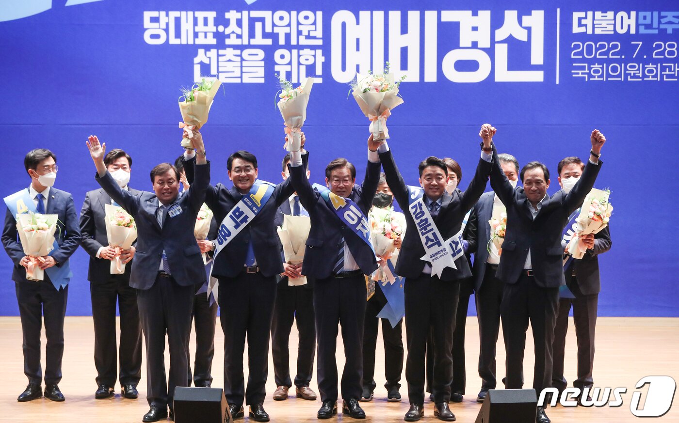 본문 이미지 - 박용진, 이재명, 강훈식(왼쪽 두 번째부터) 더불어민주당 당대표 예비후보가 28일 오후 서울 여의도 국회 의원회관에서 열린 더불어민주당 당대표 및 최고위원 선출을 위한 예비경선대회에서 최종 후보로 선출된 뒤 손을 맞잡고 있다. 왼쪽부터 도종환 선거관리위원장, 박 후보, 이 후보, 강 후보, 우상호 비대위원장. 2022.7.28/뉴스1 ⓒ News1 허경 기자