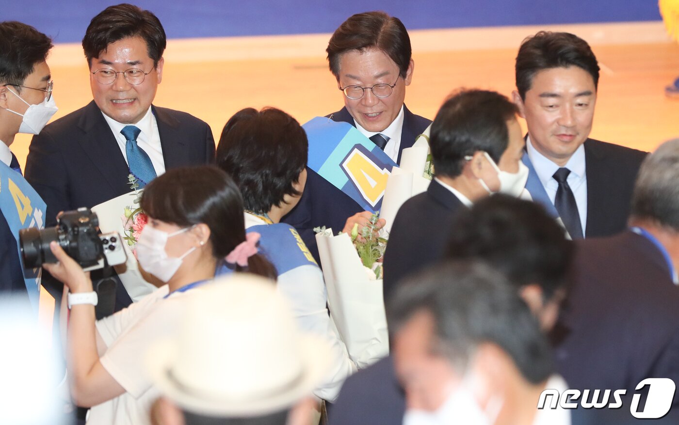 본문 이미지 - 이재명 더불어민주당 당대표 예비후보가 28일 오후 서울 여의도 국회 의원회관에서 열린 더불어민주당 당대표 및 최고위원 선출을 위한 예비경선대회에서 최종 후보로 선출된 뒤 축하를 받고 있다. ⓒ News1 허경 기자