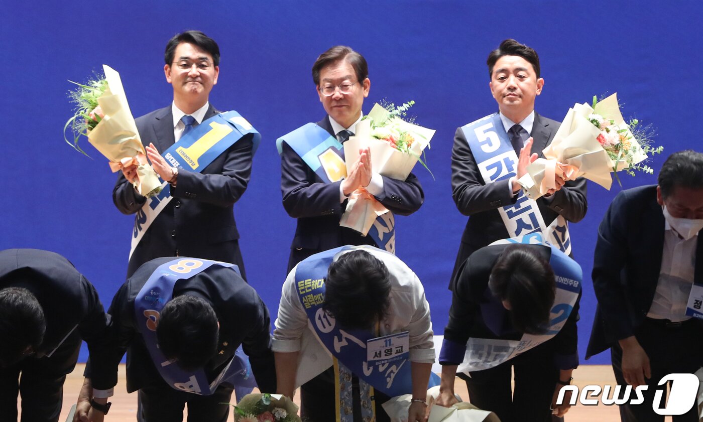 본문 이미지 - 박용진, 이재명, 강훈식(왼쪽부터) 더불어민주당 당대표 예비후보가 28일 오후 서울 여의도 국회 의원회관에서 열린 더불어민주당 당대표 및 최고위원 선출을 위한 예비경선대회에서 최종 후보로 선출된 뒤 박수를 치고 있다.2022.7.28/뉴스1 ⓒ News1 허경 기자