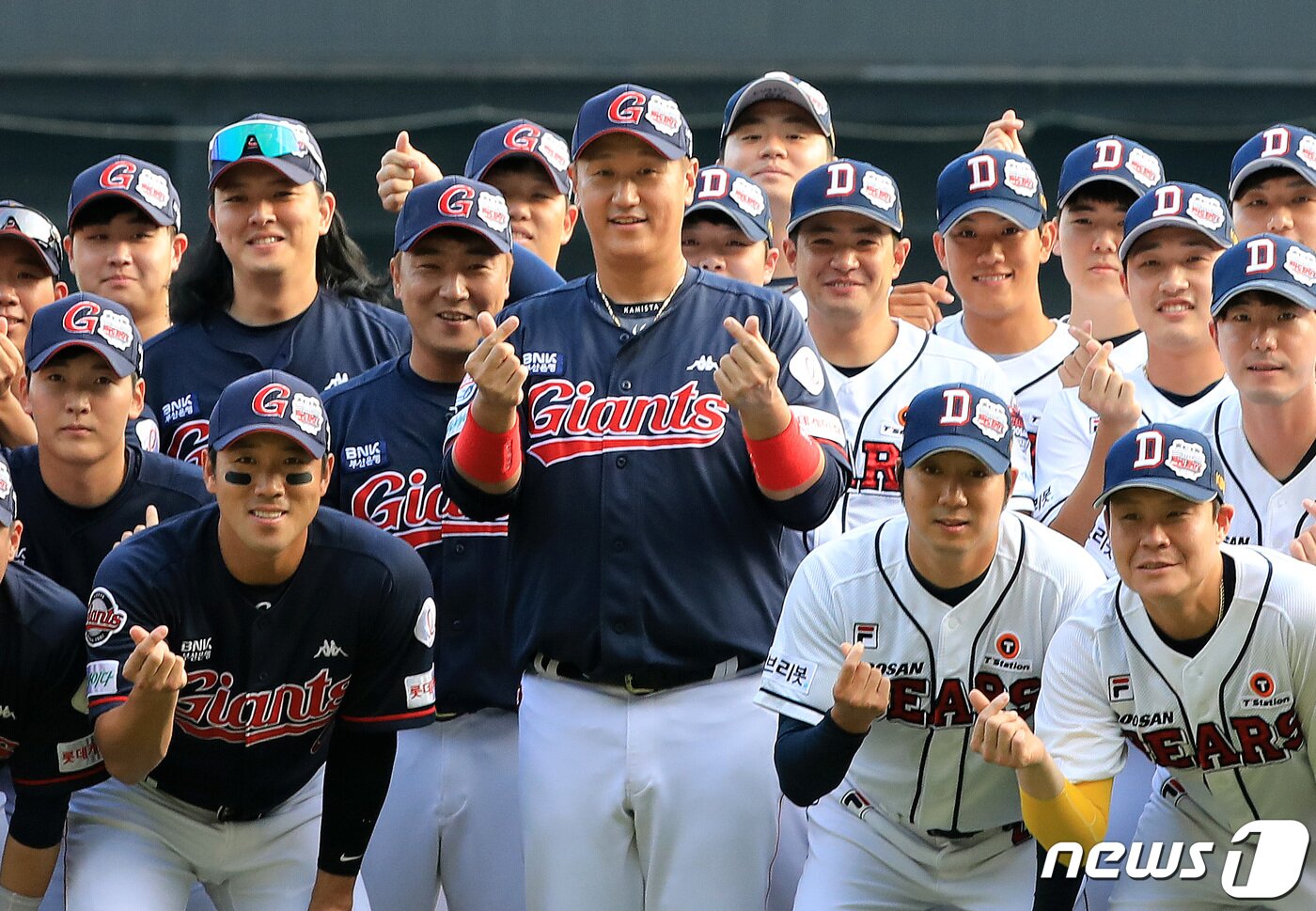본문 이미지 - 이대호가 28일 오후 서울 송파구 잠실야구장에서 은퇴 투어 첫 경기인 두산 베어스와의 경기에 앞서 양팀 동료들과 함께 기념촬영을 하고 있다. 2022.7.28/뉴스1 ⓒ News1 구윤성 기자