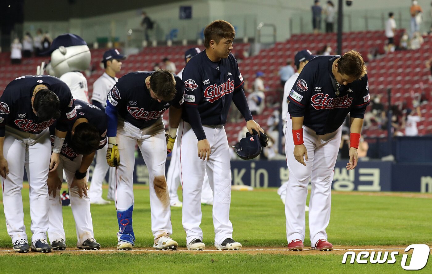 본문 이미지 - 28일 오후 서울 송파구 잠실야구장에서 열린 프로야구 '2022 신한은행 SOL KBO리그' 롯데 자이언츠와 두산 베어스의 경기에서 두산에 8대 5로 패한 롯데 선수들이 팬들에게 인사하고 있다. 2022.7.28/뉴스1 ⓒ News1 구윤성 기자