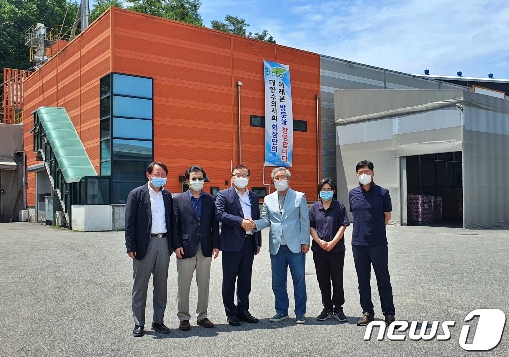 본문 이미지 - 대한수의사회는 27일 경기 이천시 이레본 본사를 찾아 반려동물 식품 산업 발전과 관련한 논의를 진행했다. 왼쪽 세 번째부터 허주형 수의사회 회장, 박상오 이레본 대표. ⓒ 뉴스1 최서윤 기자