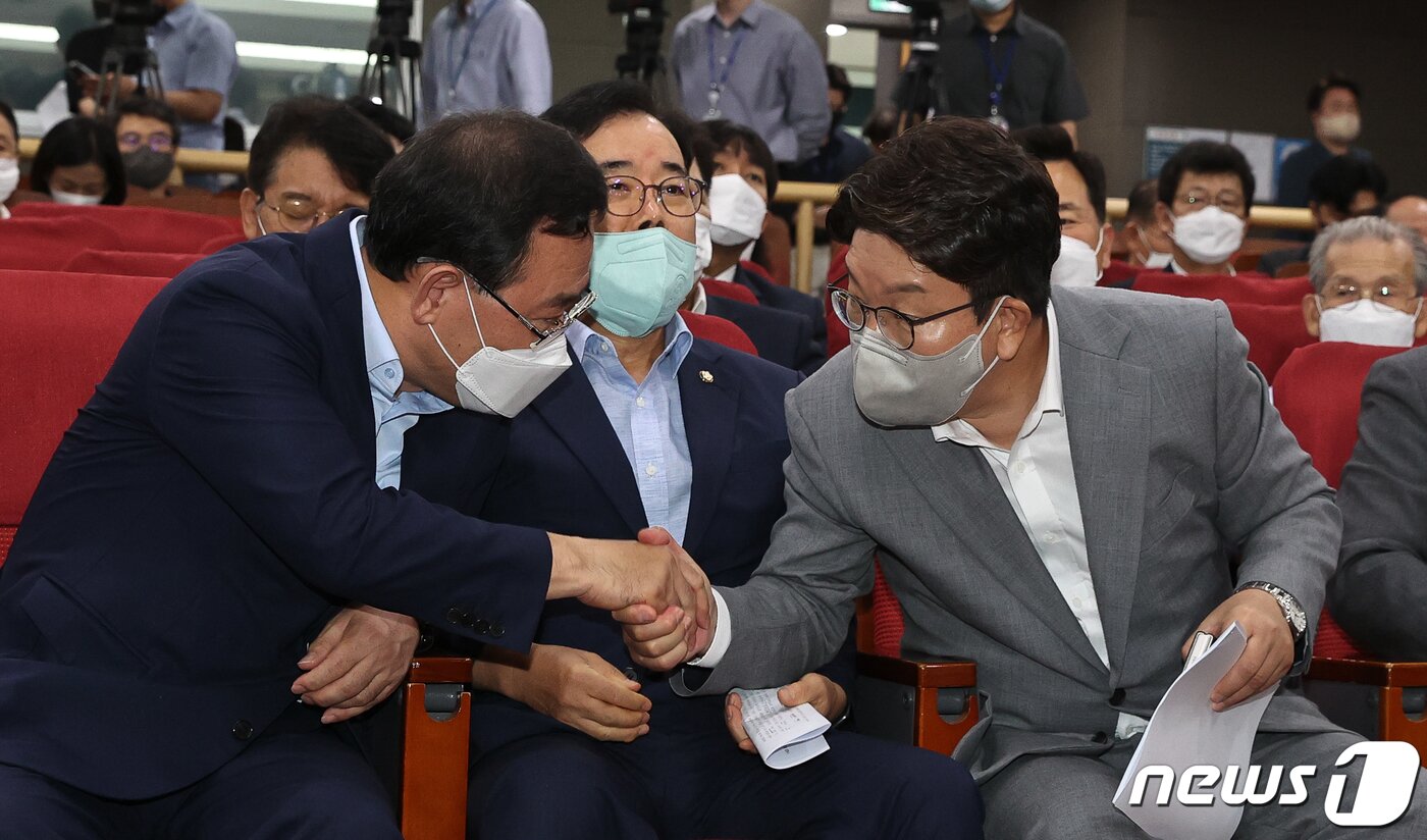 본문 이미지 - 권성동 국민의힘 대표 직무대행 겸 원내대표(오른쪽)와 주호영 의원이 29일 서울 여의도 국회 의원회관에서 열린 '공영언론 블랙리스트 논란 무엇이 문제인가 토론회'에서 인사를 나누고 있다. (공동취재) 2022.7.29/뉴스1 ⓒ News1 허경 기자