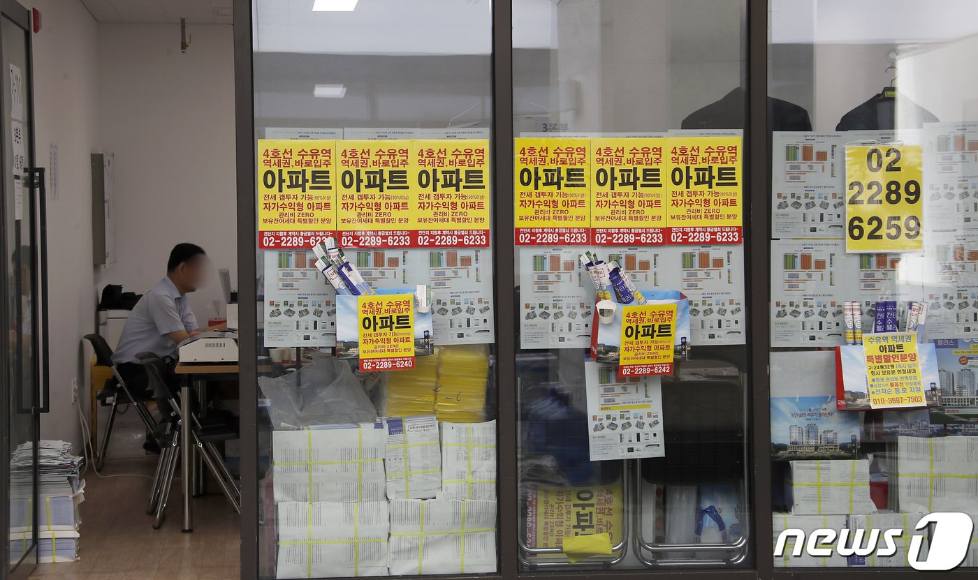 본문 이미지 - 서울 강북구 수유동 ‘칸타빌 수유 팰리스’ 내 상가에 입주된 아파트 분양 사무실. 2022.7.29/뉴스1 ⓒ News1 권현진 기자
