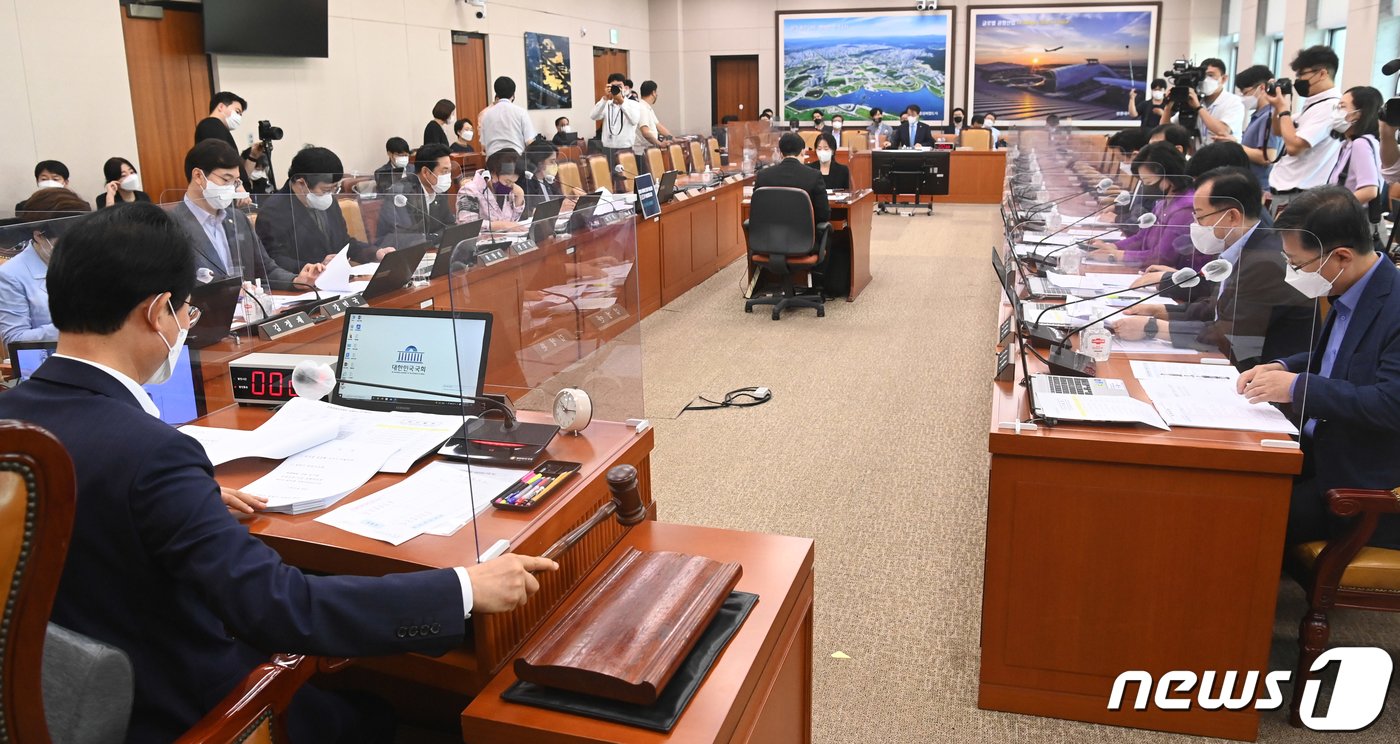 본문 이미지 - 지난 7월29일 국회에서 열린 민생경제안정특별위원회에서 류성걸 위원장이 개의를 알리는 의사봉을 두드리고 있는 모습. (공동취재) 2022.7.29/뉴스1DB