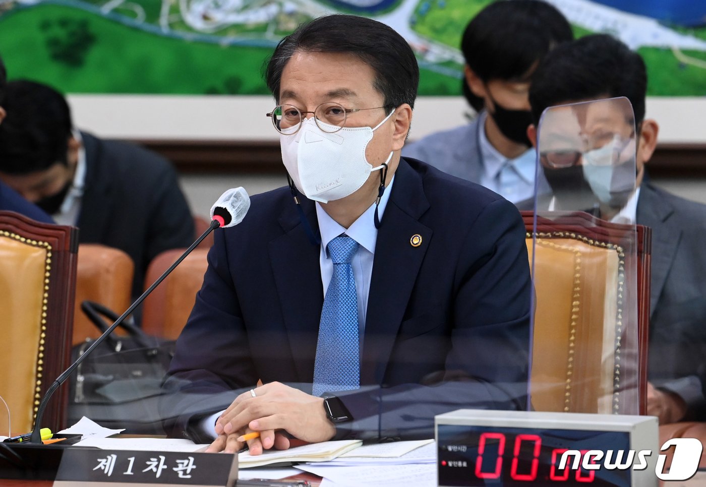 본문 이미지 - 방기선 기획재정부 제1차관이 지난 7월29일 국회에서 열린 민생경제안정특별위원회에서 의원들의 질의에 답하고 있다. (공동취재) 2022.7.29/뉴스1DB