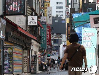 본문 이미지 - 사진은 서울 중구 명동 상가일대 모습. (뉴스1DB) ⓒ News1 송원영 기자