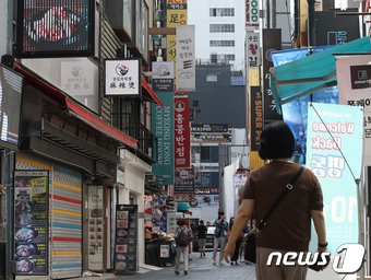 사진은 서울 중구 명동 상가일대 모습. &#40;뉴스1DB&#41; ⓒ News1 송원영 기자