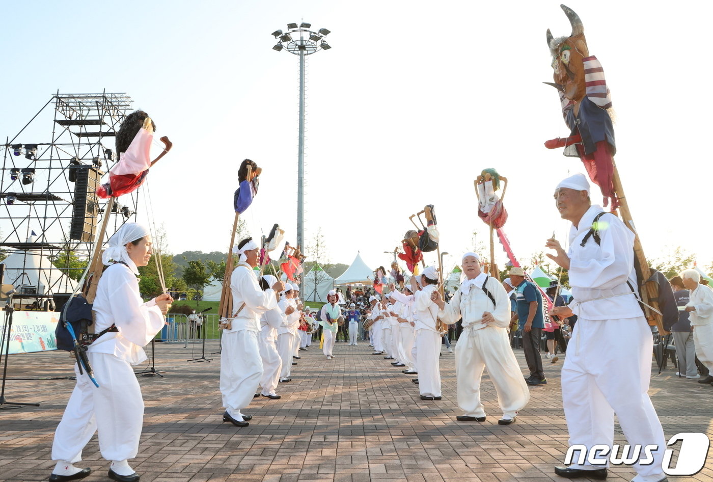 충주호수축제 개막식에 앞서 열린 목계나루 마빡이 길놀이 모습.&#40;충주시 제공&#41;2022.7.29/ⓒ 뉴스1