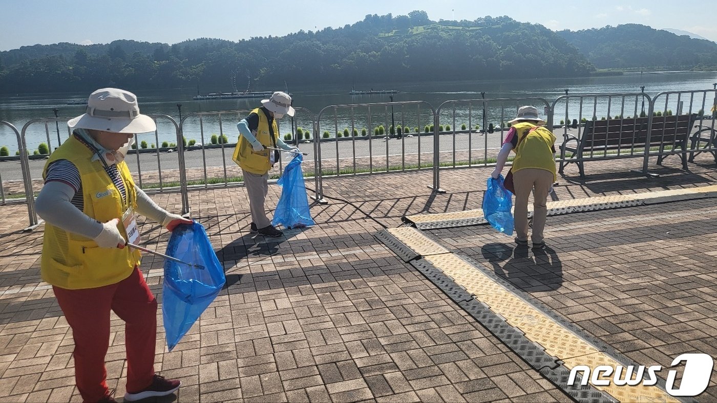 충주호수축제가 자원봉사자들의 땀으로 더 빛나고 있다. 사진은 축제장 환경 정화 모습.&#40;충주시 제공&#41;2022.7.29/ⓒ 뉴스1