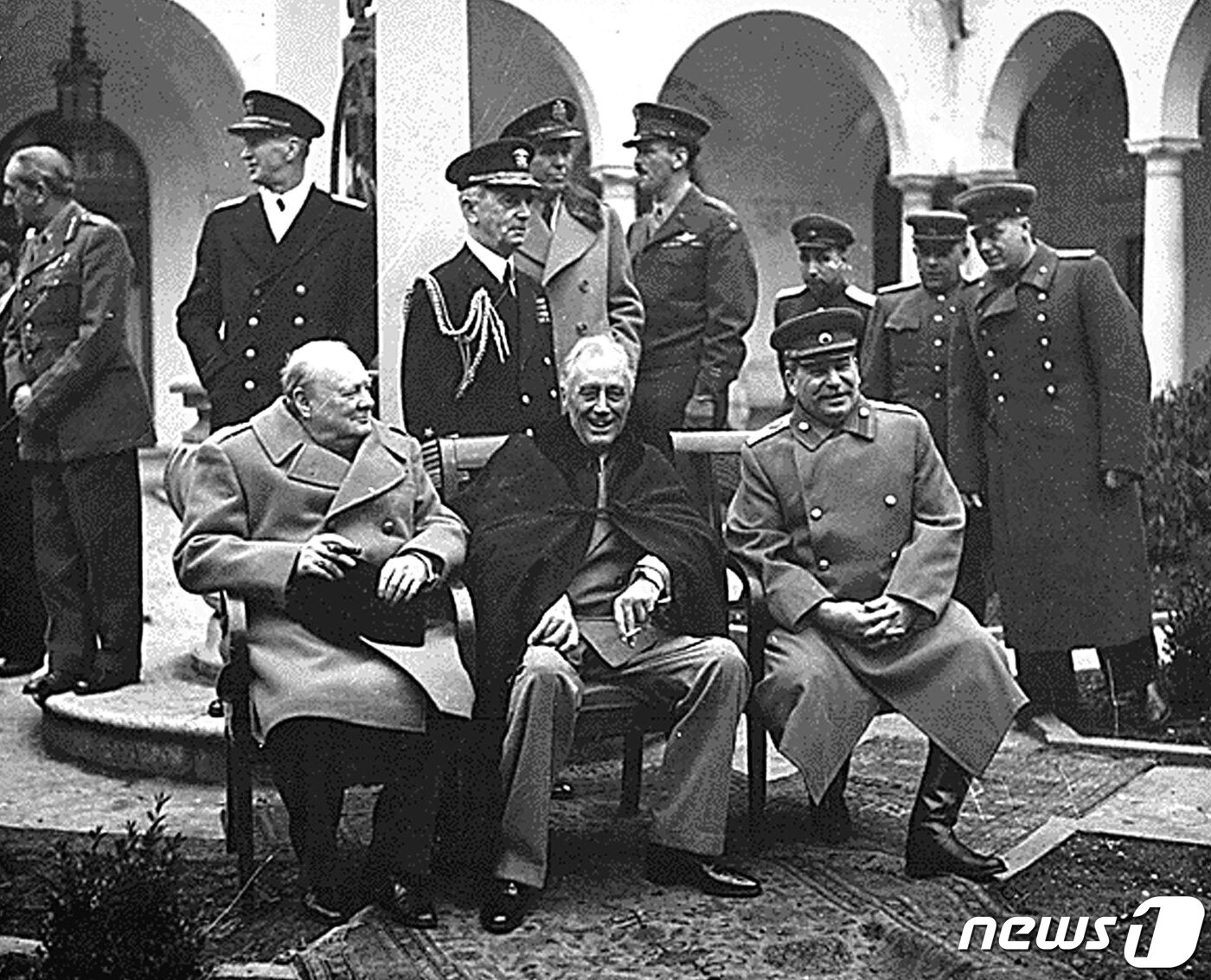 본문 이미지 - 2차 세계대전이 막바지로 치닫던 1945년 2월 5일 열린 얄타회담 당시 (왼쪽부터) 윈스턴 처칠 영국 총리, 프랭클린 루즈벨트 미국 대통령, 이오시프 스탈린 소련 공산당 서기장. ⓒ AFP=뉴스1 자료 사진