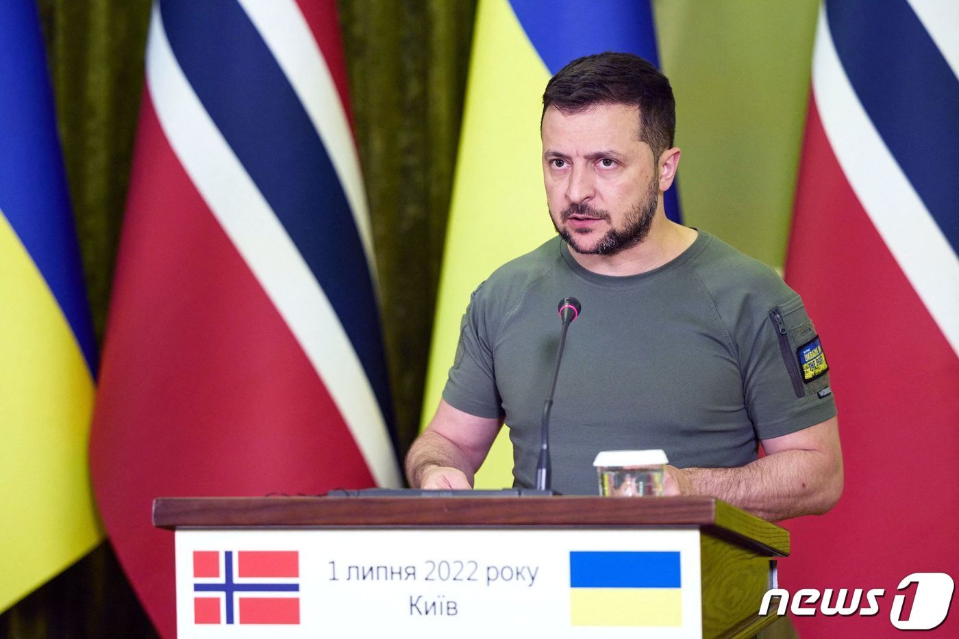 본문 이미지 - 볼로디미르 젤렌스키 우크라이나 대통령이 1일(현지시간) 키이우를 방문한 요나스 가르 스퇴르 노르웨이 총리와 기자회견서 "러시아가 우크라이나 도시와 마을, 국민을 겨냥해 테러를 자행하고 있다＂고 비난하고 있다. ⓒ AFP=뉴스1 ⓒ News1 우동명 기자
