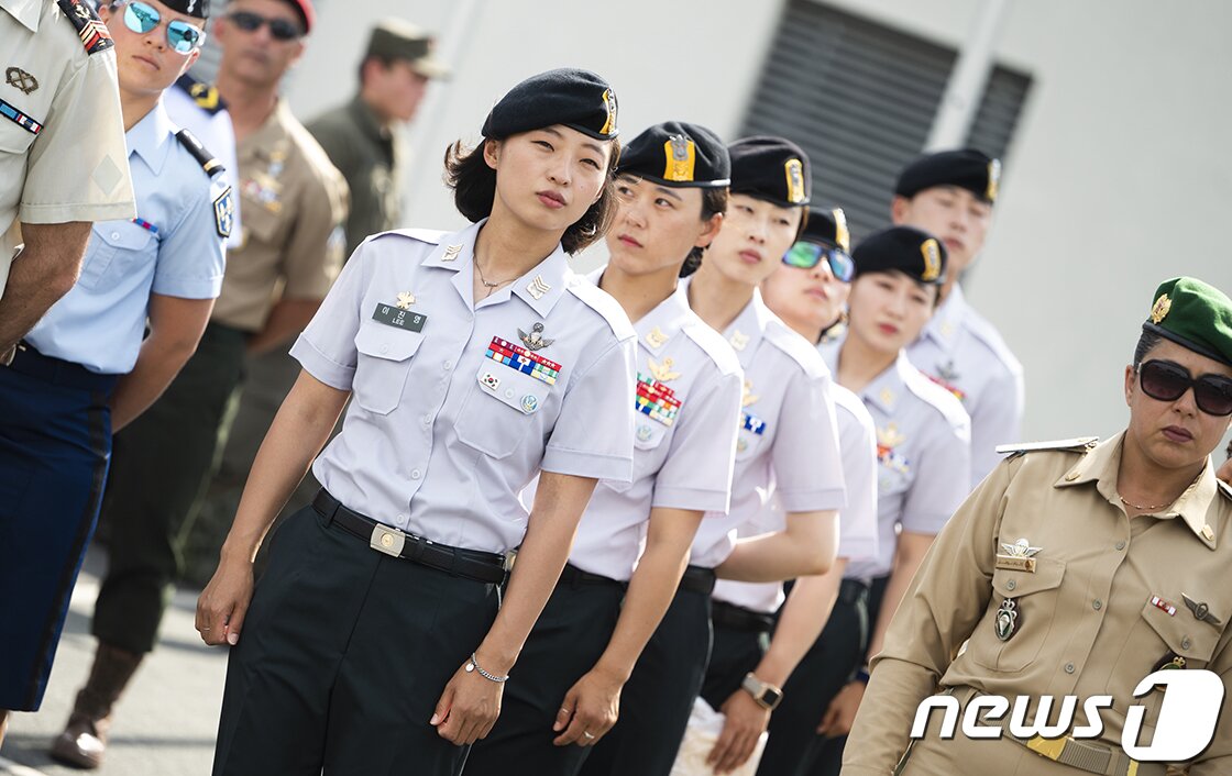 본문 이미지 - 제45회 세계군인강하선수권대회(WMPC)에 참여한 육군 특수전사령부 여군들. (WMPC) ⓒ 뉴스1